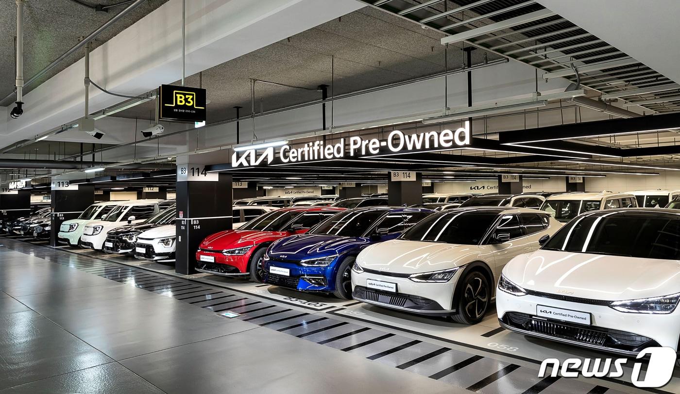  사진은 기아 인증중고차 용인센터에 EV6(사진 오른쪽부터), 니로 EV, 레이 EV 인증중고차가 전시되어 있는 모습. (기아 제공) <자료사진> 2023.10.25/뉴스1