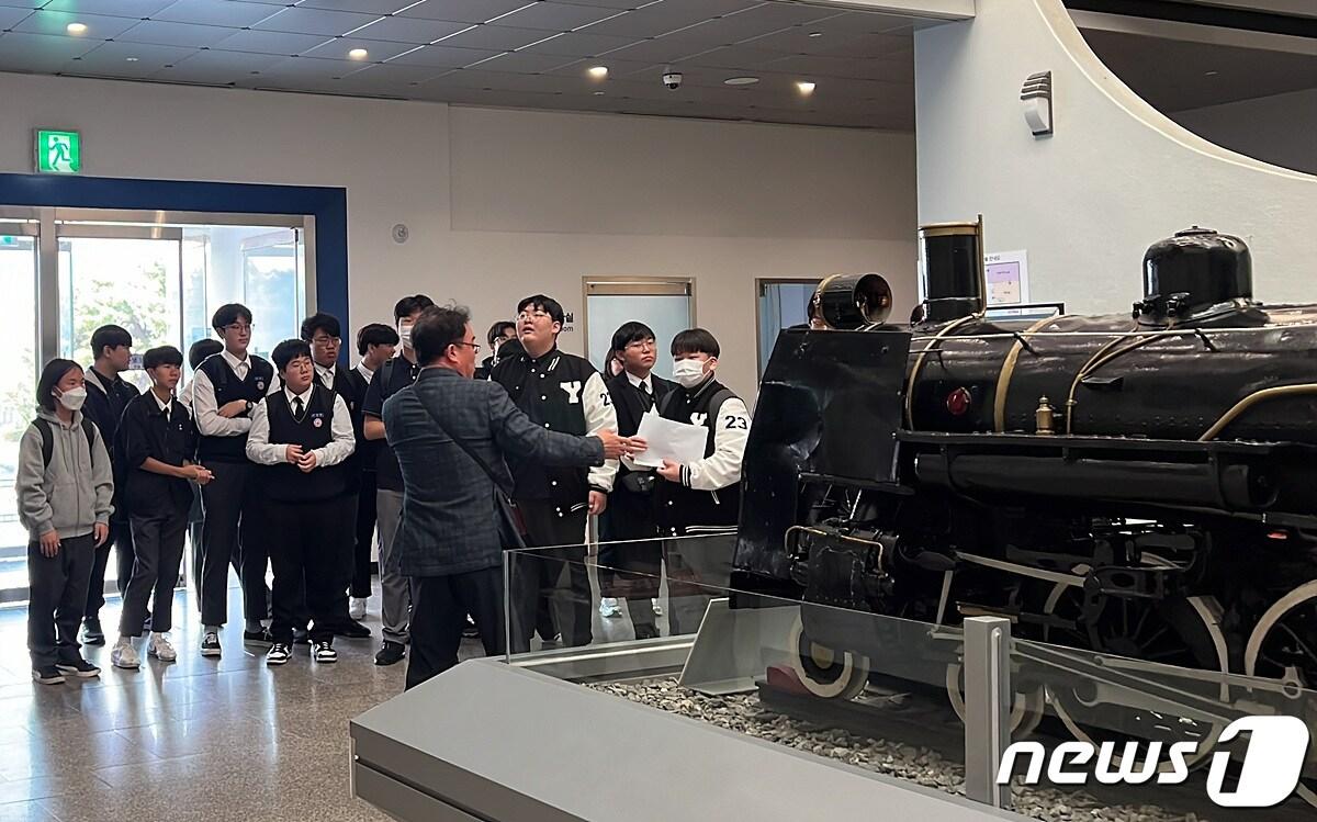본문 이미지 - 용산철도고 학생들이 지난 24일 경기 의왕 소재 코레일 철도박물관에 전시돼 있는 증기기관차 모형에 대해 설명을 듣고 있다. (코레일 제공)/뉴스1