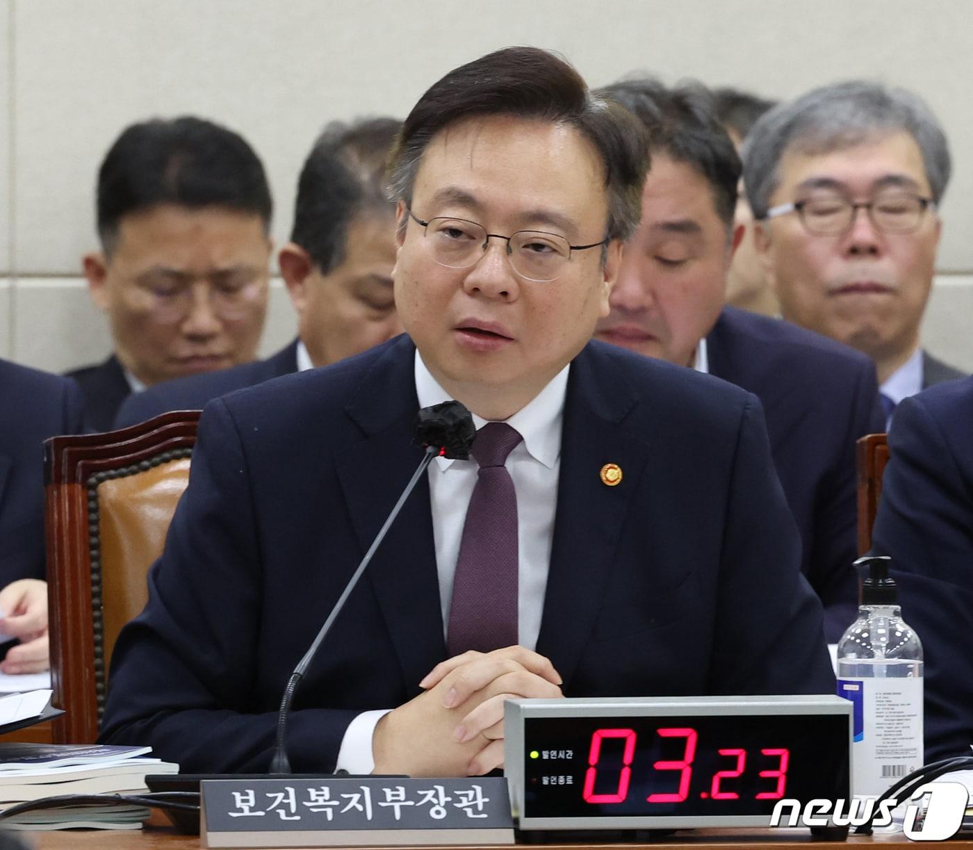 본문 이미지 - 조규홍 보건복지부 장관이 25일 서울 여의도 국회에서 열린 보건복지위원회의 보건복지부, 질병관리청, 식품의약품안전처 등에 대한 국정감사에서 의원들의 질의에 답변하고 있다. 2023.10.25/뉴스1 ⓒ News1 ,송원영 기자
