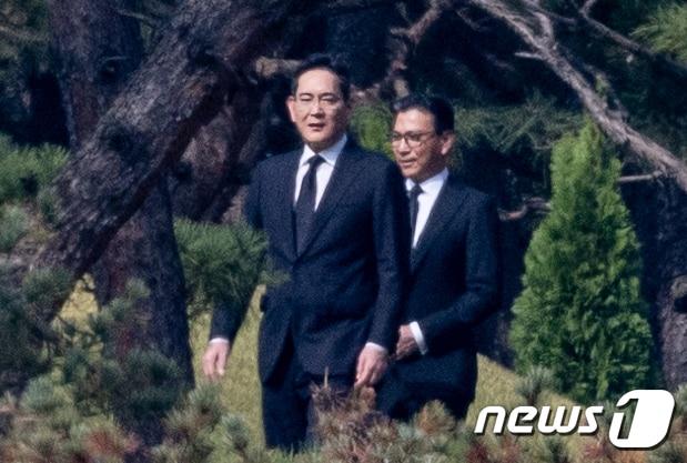 본문 이미지 - 이재용 삼성전자 회장이 25일 오전 경기도 수원시 장안구 소재 故 이건희 삼성 선대회장 선영에서 열린 3주기 추도식에 참석하고 있다.  2023.10.25/뉴스1 ⓒ News1 이재명 기자