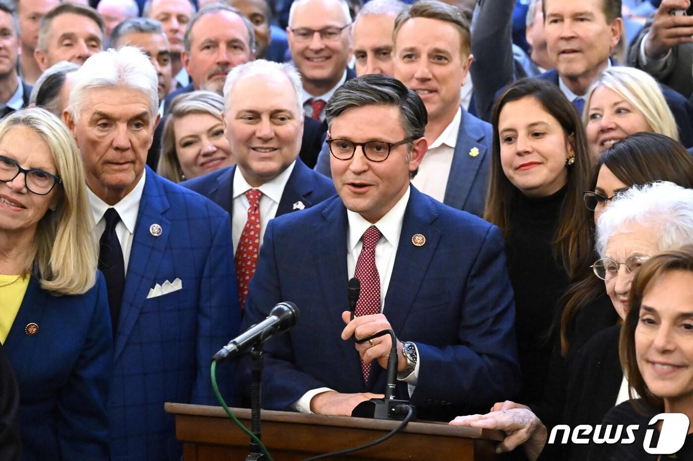 본문 이미지 - 마이크 존슨 미국 하원 의장이 지난해 10월 24일 (현지시간) 워싱턴 의사당에서 발언을 하고 있다. 2023.10.25 ⓒ AFP=뉴스1 ⓒ News1 우동명 기자