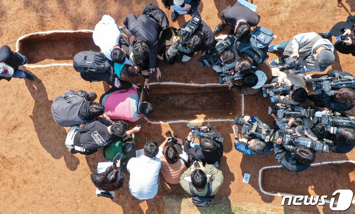 본문 이미지 - 25일 경기도 안산시 단원구 선감도에서 진실화해위원회 주최 선감학원 아동 인권침해 사건 유해발굴 현장 언론공개 설명회가 열리고 있다. (공동취재) 2023.10.25/뉴스1 ⓒ News1 김도우 기자