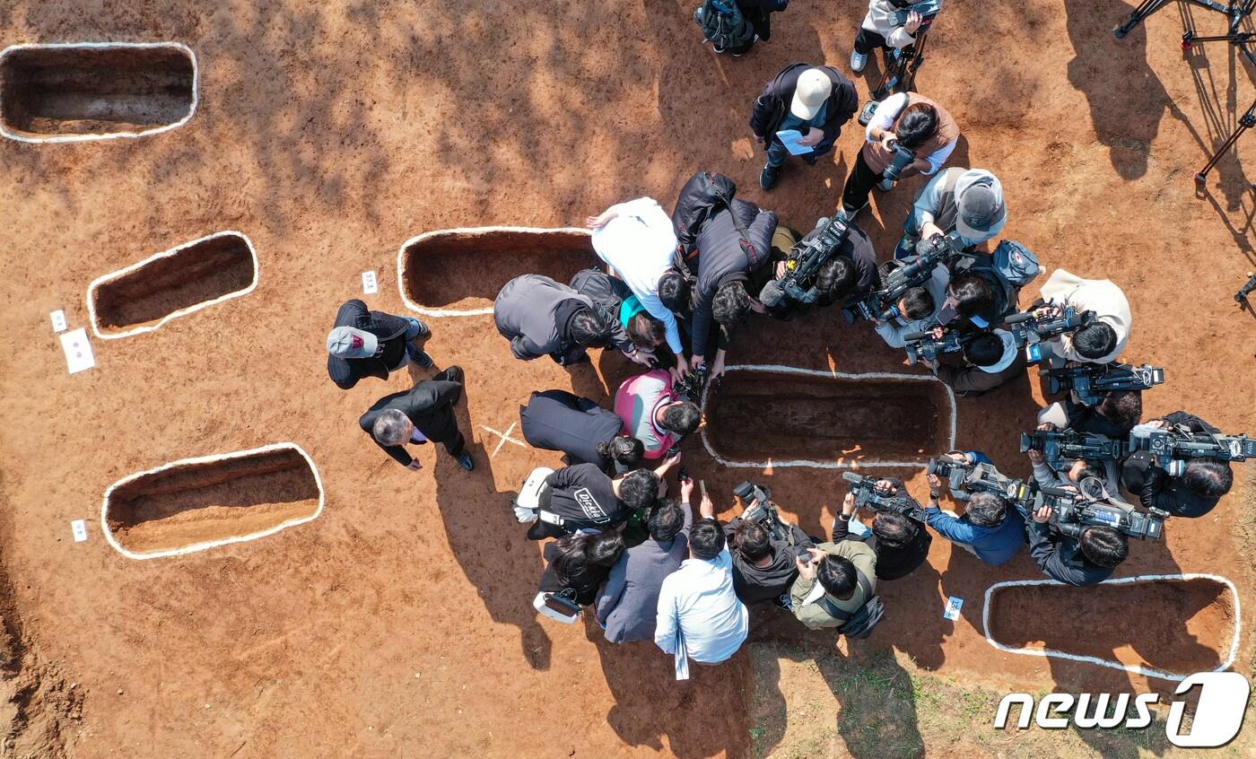 본문 이미지 - 25일 경기도 안산시 단원구 선감도에서 진실화해위원회 주최 선감학원 아동 인권침해 사건 유해발굴 현장 언론공개 설명회가 열리고 있다. (공동취재) 2023.10.25/뉴스1 ⓒ News1 김도우 기자