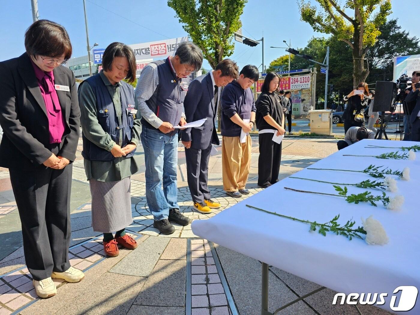 본문 이미지 - 이태원 참사 경남대책회의가 25일 창원시 성산구 한서빌딩 앞 문화광장에 시민 분향소를 설치하고 헌화하고 있다. 2023.10.25 ⓒ 뉴스1 박민석 기자