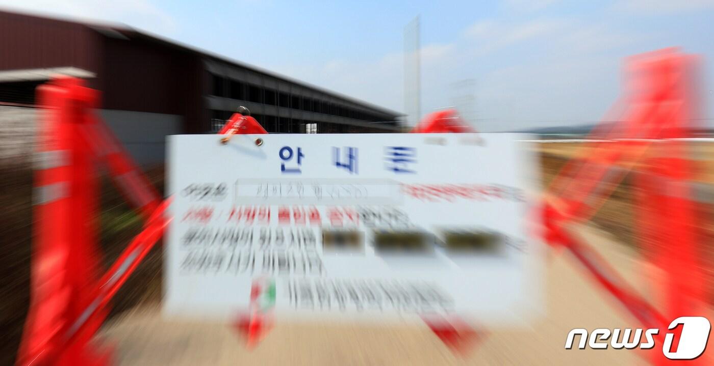 전북지역에 첫 럼피스킨병 의심 농가가 발생한 25일 전북 부안군 백산면 한 농가 일대가 통제되고 있다. 2023.10.25/뉴스1 ⓒ News1 유경석 기자