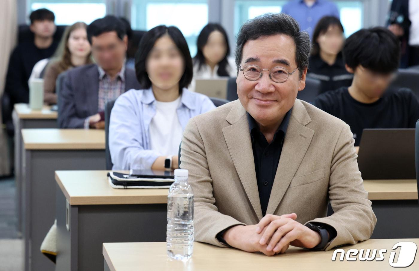 본문 이미지 - 이낙연 전 국무총리가 25일 서울대학교 국제대학원 국제회의실에서 서울대 통일평화연구원 주최로 열린 '대한민국 생존전략' 평화학세미나에 참석해 자리하고 있다. 2023.10.25/뉴스1 ⓒ News1 김성진 기자