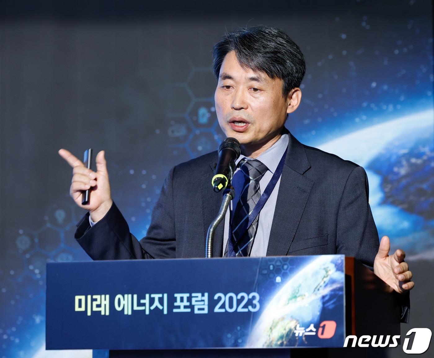 본문 이미지 - 박승수 한국가스공사 가스연구원 탄소&자원연구팀 팀장이 25일 서울 중구 은행회관에서 열린 뉴스1 미래에너지포럼(NFEF) 2023에 참석해 '탄소중립을 위한 CCS 역할'을 발표하고 있다. 2023.10.25/뉴스1 ⓒ News1 안은나 기자