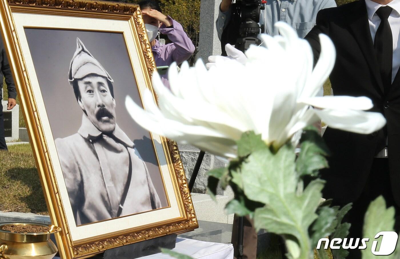 25일 오전 대전 유성구 국립대전현충원에서 열린 홍범도 장군 순국 제80주기 추모식에서 참석자들이 헌화하고 있다.2023.10.25/뉴스1 ⓒ News1 김기태 기자