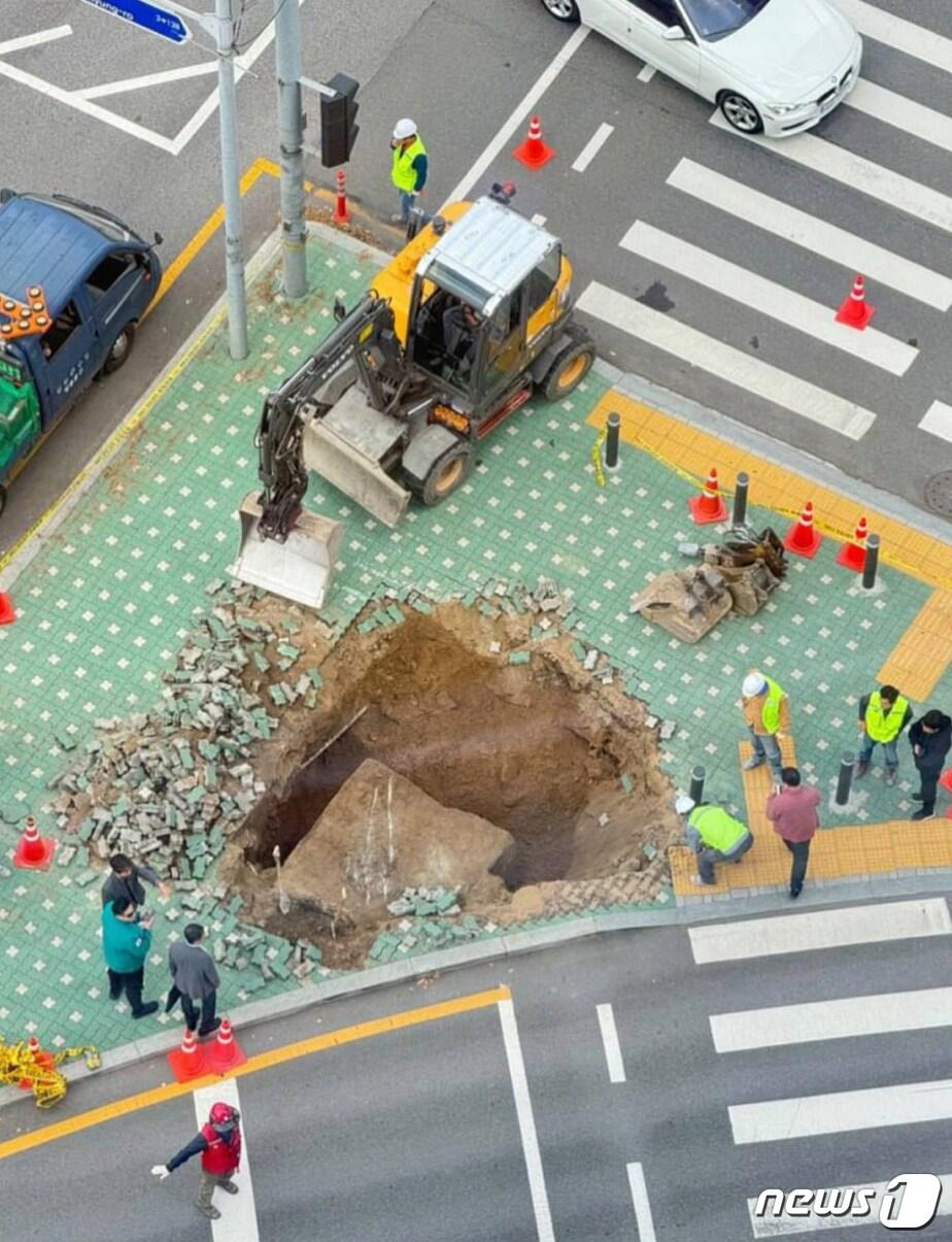 본문 이미지 - 지난 10월 서울 영등포구 여의도동 IFC몰 앞 도로 내 횡단보도를 잇는 교통섬에서 땅꺼짐 사고가 발생했다. (독자제공)