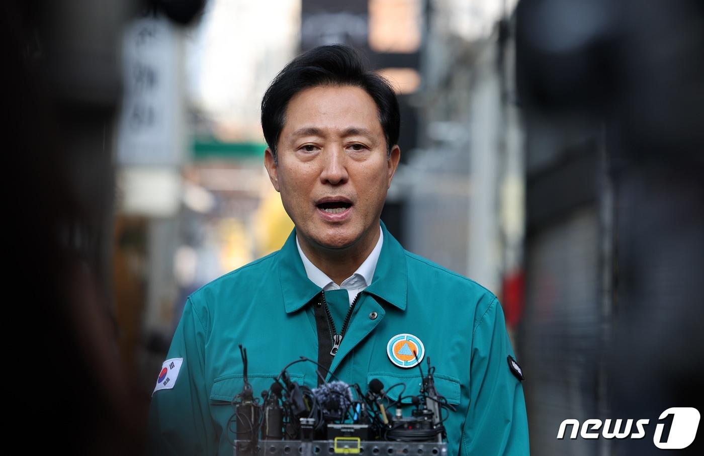 오세훈 서울시장이 이태원 핼러윈 참사 1주기를 앞둔 25일 서울 광진구 건대맛의거리에서 서울시가 새로 도입한 '인파감지 시스템' 가동 상황과 안전관리 대책 현장점검을 마친 뒤 발언하고 있다.  2023.10.25/뉴스1 ⓒ News1 박지혜 기자