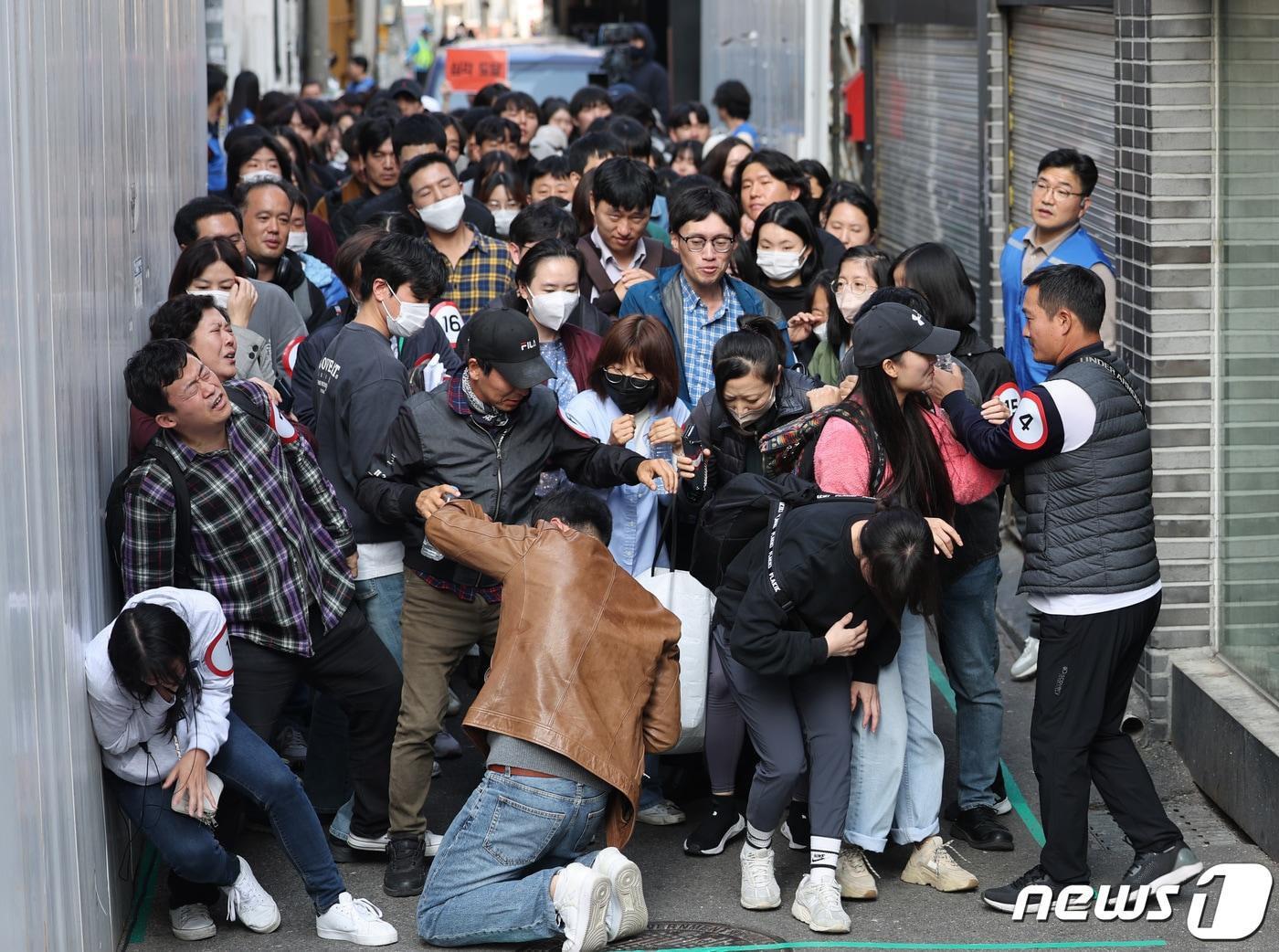 본문 이미지 - 이태원 핼러윈 참사 1주기를 앞둔 25일 서울 광진구 건대맛의거리에서 시민들이 서울시가 새로 도입한 인파감지시스템 활용 유관기관 합동 다중운집 대응 훈련을 하고 있다. 2023.10.25/뉴스1 ⓒ News1 박지혜 기자