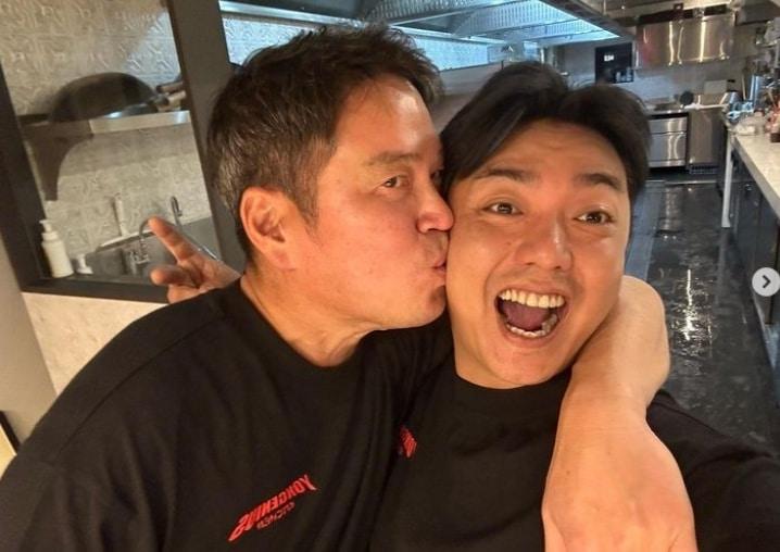 본문 이미지 - 개그맨 곽범이 자신의 SNS에 신세계 정용진 부회장에게 볼뽀뽀 받는 모습을 공개했다. 인스타그램 갈무리