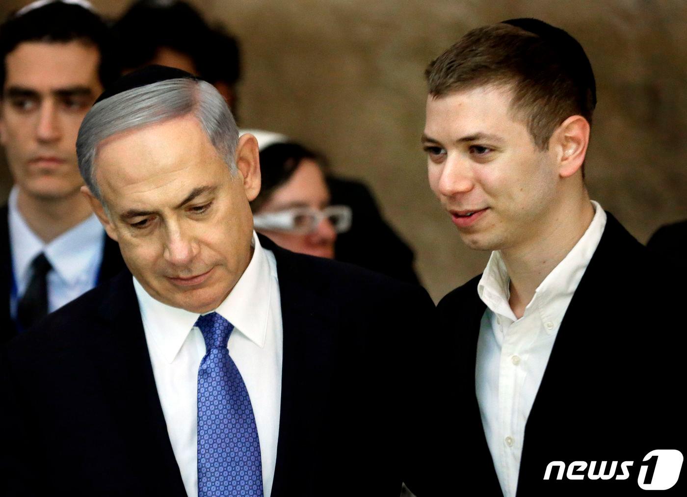 본문 이미지 - 베냐민 네타냐후 이스라엘 총리(왼쪽)와 그의 아들 야이르가 예루살렘 통곡의 벽을 방문하고 있다. 2015.3.18 ⓒ AFP=뉴스1 ⓒ News1 강민경 기자