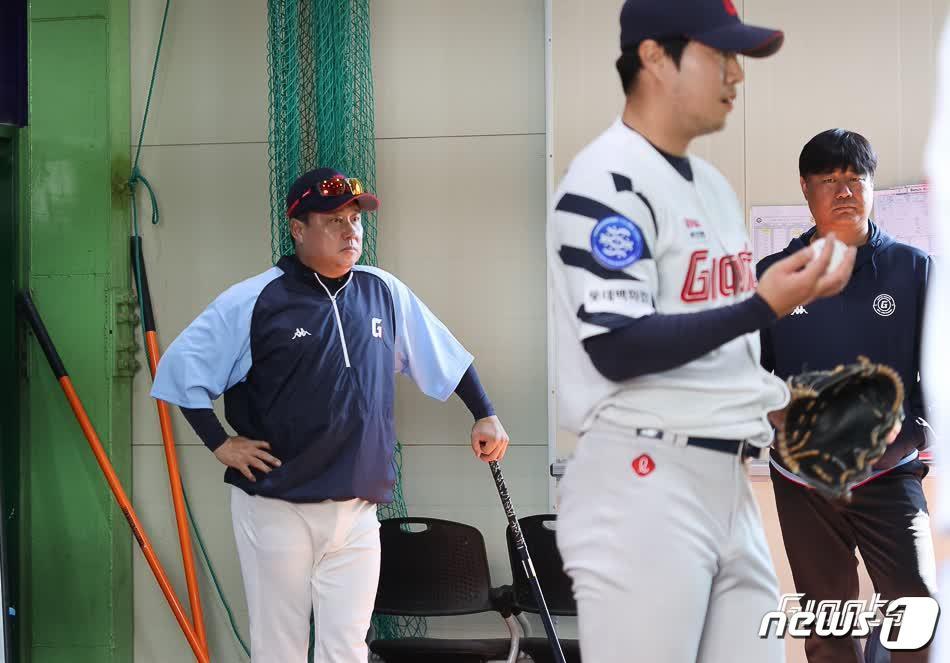 본문 이미지 - 김태형 롯데 자이언츠 감독이 24일 경남 김해 상동구장에서 열린 롯데 마무리캠프에서 선수들의 훈련 모습을 지켜보고 있다. (롯데 제공) ⓒ News1