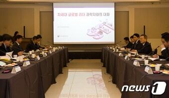 본문 이미지 - 이종호 과학기술정보통신부 장관이 지난 해 10월  서울 강서구 메이필드호텔에서 열린 차세대 글로벌 리더 과학자들과 대화에서 발언하고 있다. . 뉴스1 DB