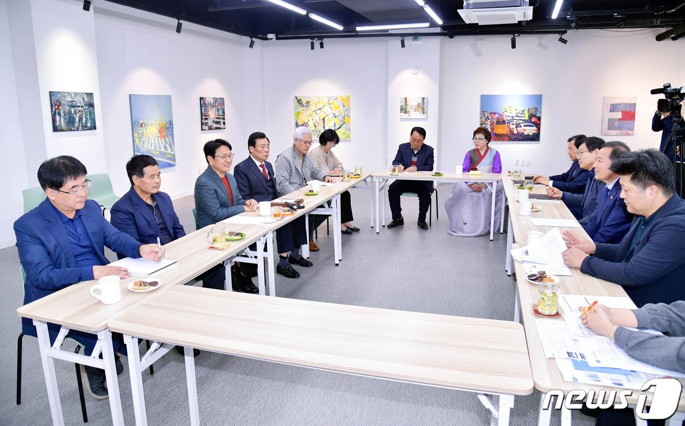 강기정 광주시장이 2023년 10월 25일 오후 동구 충장22 갤러리에서 열린 정책소풍에 참석해 충장로 4~5가 장인들과 충장로 상점가 발전방안을 논의하고 있다.&#40;광주시 제공. 재판매 및 DB 금지&#41;2023.10.25/뉴스1 