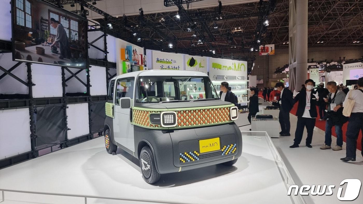 본문 이미지 - 다이하츠의 소형전기차 미모(Me:MO)25일 재팬 모빌리티쇼에서 전시되어 있다. ⓒ News1 이형진 기자