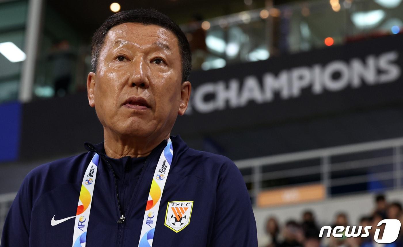 본문 이미지 - 산둥 최강희 감독이 25일 인천 중구 인천축구전용경기장에서 열린 2023-2024 아시아축구연맹(AFC) 챔피언스리그(ACL) 조별리그 G조 3차전 인천 유나이티드와 중국 산둥 타이산과의 경기에서 그라운드를 바라보고 있다. 2023.10.25/뉴스1 ⓒ News1 김성진 기자