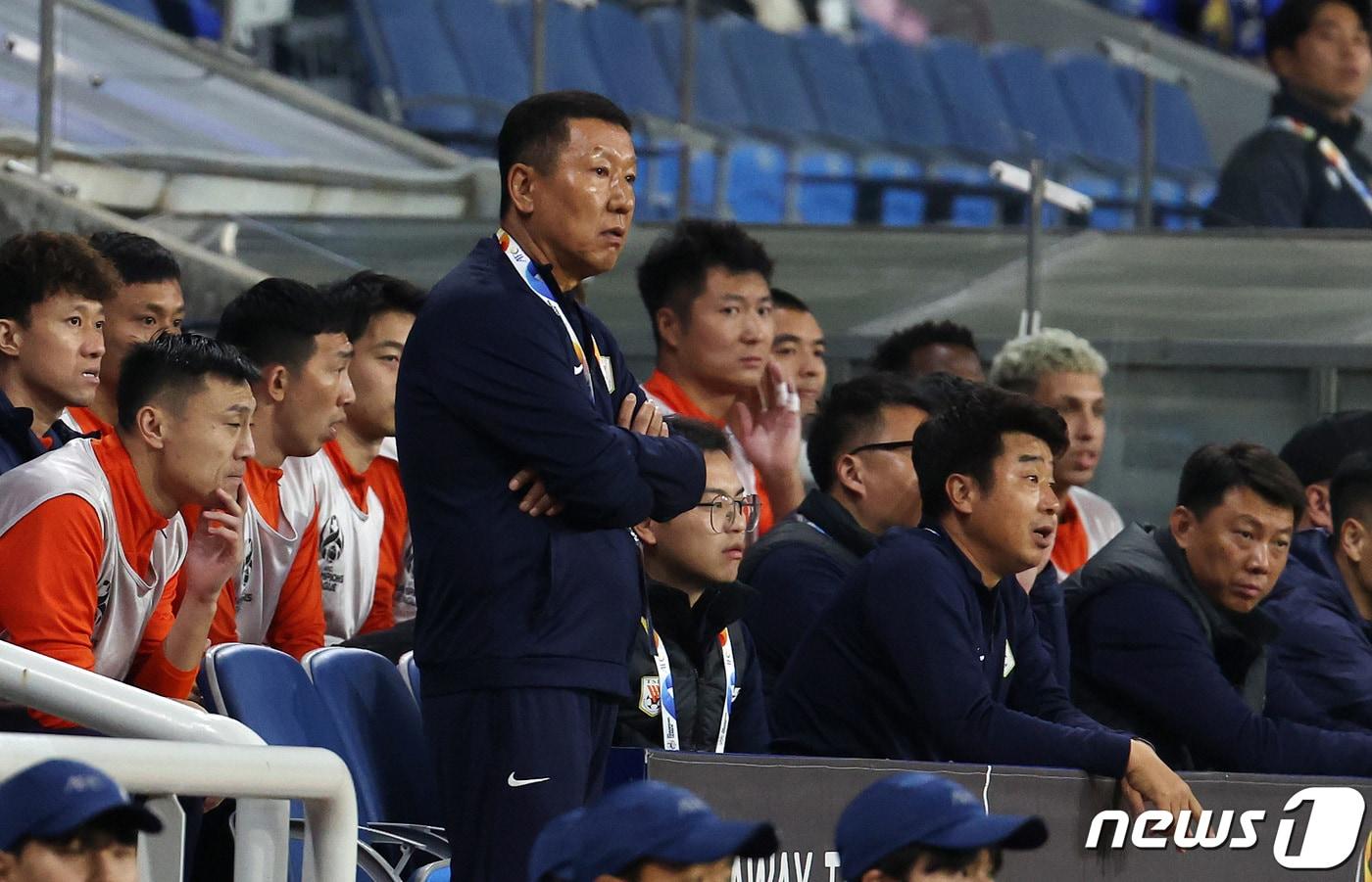 본문 이미지 - 산둥 최강희 감독이 25일 인천 중구 인천축구전용경기장에서 열린 2023-2024 아시아축구연맹(AFC) 챔피언스리그(ACL) 조별리그 G조 3차전 인천 유나이티드와 중국 산둥 타이산과의 경기에서 그라운드를 바라보고 있다. 2023.10.25/뉴스1 ⓒ News1 김성진 기자