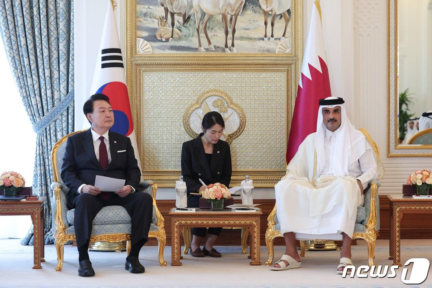 카타르를 국빈 방문 중인 윤석열 대통령이 25일(현지시간) 도하 아미리 디완 왕궁에서 타밈 빈 하마드 알 싸니 카타르 국왕과 정상회담을 하고 있다. (대통령실 홈페이지) 2023.10.25/뉴스1 ⓒ News1 오대일 기자