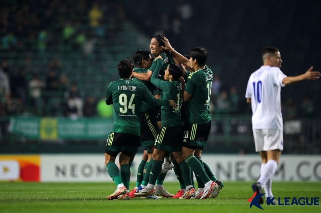 본문 이미지 - 라이언시티를 꺾은 전북 현대(한국프로축구연맹 제공)