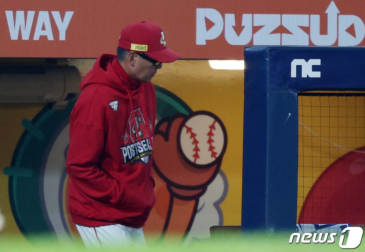 25일 오후 경남 창원시 마산회원구 양덕동 창원NC파크에서 열린 프로야구 '2023 신한은행 SOL KBO 포스트시즌' 준플레이오프 3차전 NC 다이노스와 SSG 랜더스의 경기에서 SSG 김원형 감독이 생각에 잠겨 있다. 2023.10.25/뉴스1 ⓒ News1 박정호 기자