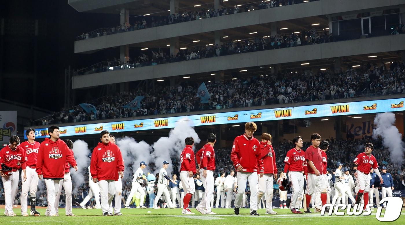 본문 이미지 - 25일 오후 경남 창원NC파크에서 열린 프로야구 '2023 신한은행 SOL KBO 포스트시즌' 준플레이오프 3차전 NC 다이노스와 SSG 랜더스의 경기에서 NC에게 6대 7로 패배한 SSG 선수들이 아쉬워하고 있다. 2023.10.25/뉴스1 ⓒ News1 윤일지 기자