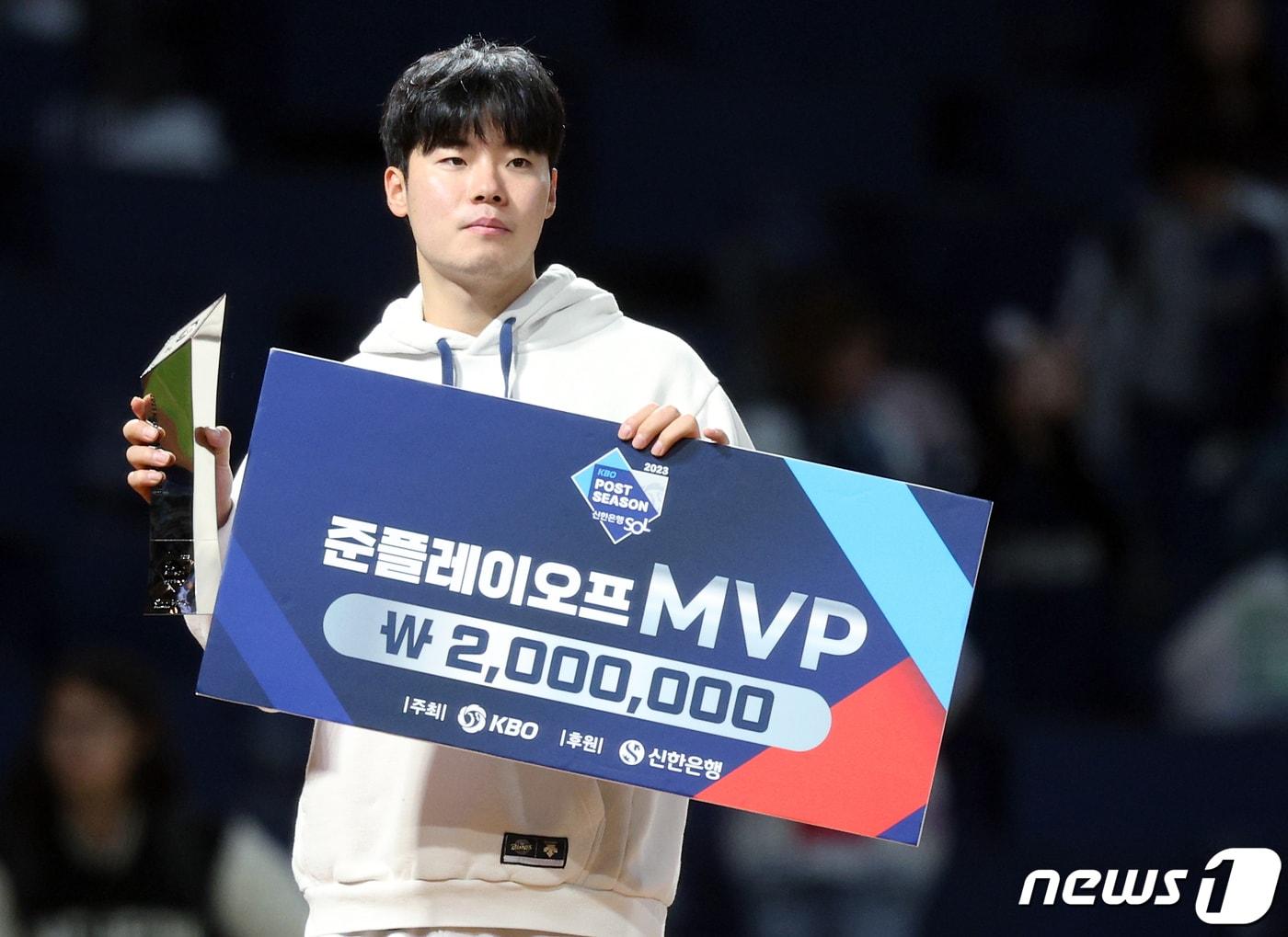 본문 이미지 - 25일 오후 경남 창원시 마산회원구 양덕동 창원NC파크에서 열린 프로야구 '2023 신한은행 SOL KBO 포스트시즌' 준플레이오프 3차전 NC 다이노스와 SSG 랜더스의 경기에서 7:6으로 승리하며 3연승으로 플레이오프 진출을 확정한 NC의 김영규가 준플레이오프 MVP에 선정, 포즈를 취하고 있다. 2023.10.25/뉴스1 ⓒ News1 박정호 기자