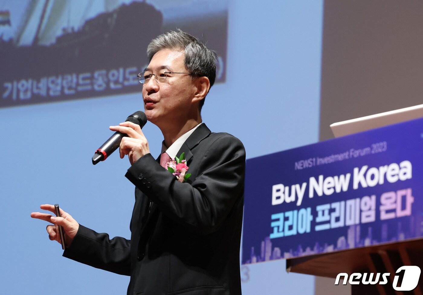 본문 이미지 - 이채원 라이프자산운용 이사회 의장이 26일 서울 여의도 한국거래소 컨퍼런스홀에서 'Buy New Korea, 코리아 프리미엄 온다'를 주제로 열린 뉴스1 투자포럼(NIF) 2023에서 기조연설을 하고 있다. 명망 있는 자본시장 전문가들이 총출동한 이번 포럼에서는 새로워진 한국 주식 시장의 경쟁력을 진단하고 코리아 프리미엄을 이끌 투자 전략을 제시한다. 2023.10.26/뉴스1 ⓒ News1 김민지 기자