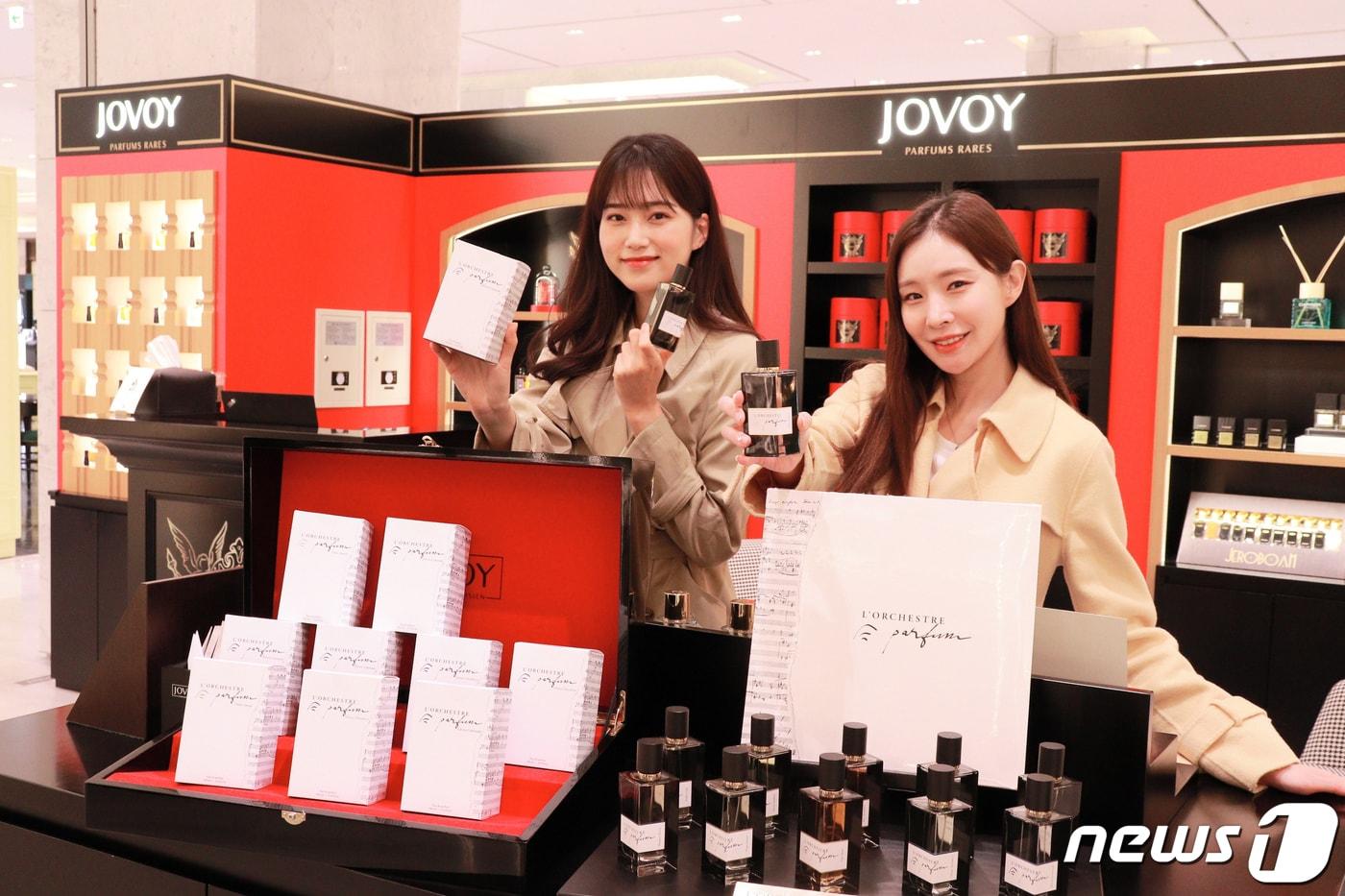 현대백화점 판교점에 론칭한 프랑스 니치 향수 편집숍 ‘조보이(JOVOY)’ 매장에서 모델들이 ‘르 오케스트르 퍼퓸’ 제품을 선보이고 있다. ‘르 오케스트르 퍼퓸’은 2017년 프랑스에서 탄생한 향수 브랜드로 각 향수마다 향과 음악을 조화롭게 연결시킨 것이 특징이다. (현대백화점 제공) 2023.10.26/뉴스1