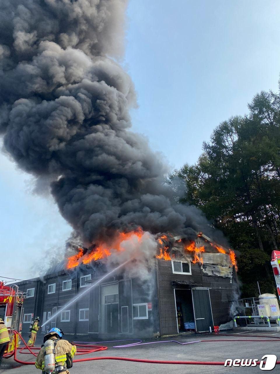 본문 이미지 - 소방대원들이 25일 오후 2시34분께 발생한 경기 남양주시 화도읍 커피로스팅 공장에서 화재를 진압하고 있다.(남양주소방서 제공)/뉴스1 