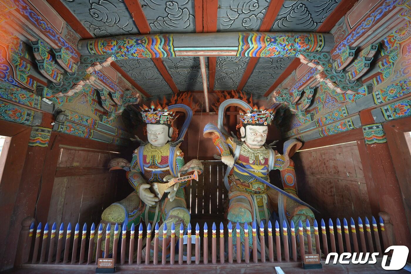 본문 이미지 - 화엄사1_북방다문천왕, 동방지국천왕. (문화재청 제공)