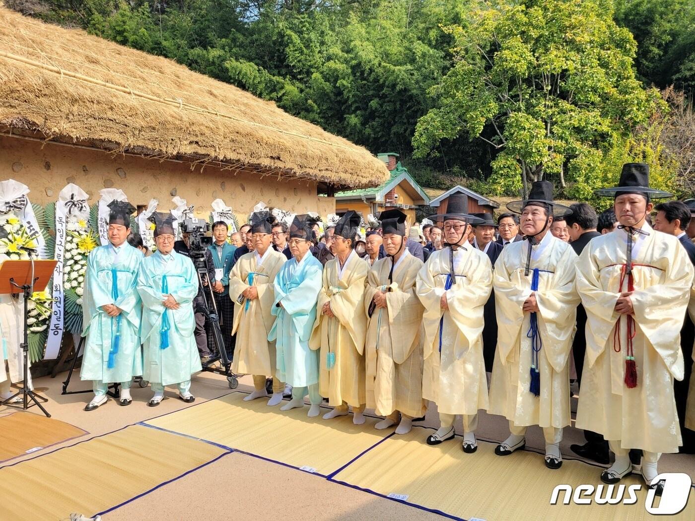 본문 이미지 - 26일 경북 구미 생가에서 열린 박정희 서거 44주기 추도식에서 김장호 구미시장 등 내빈ㄷ르이 추도식을 진행하고 있다. 2023.10.26/뉴스1