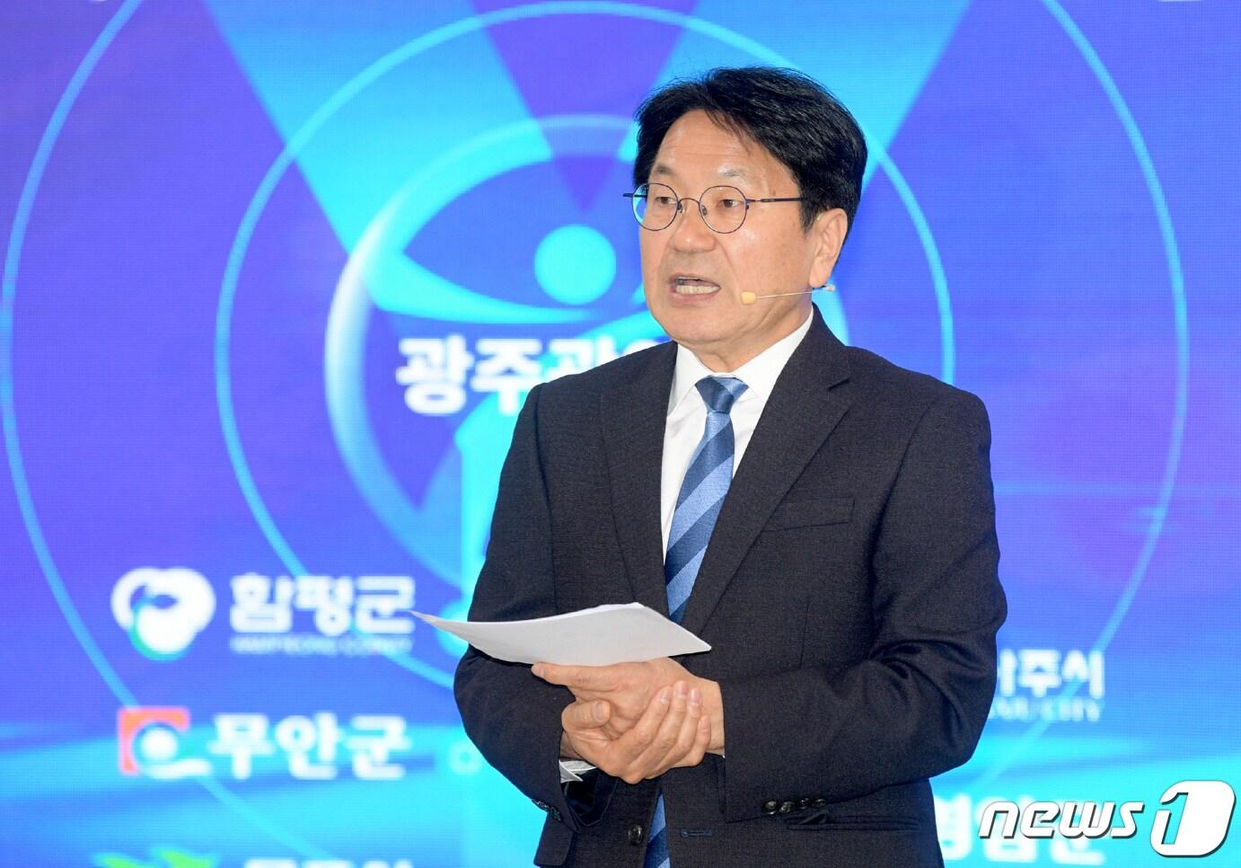 본문 이미지 - 강기정 광주시장이 지난해 10월 26일 오전 시청 소회의실에서 '영산강 100리길, Y프로젝트' 대시민 발표를 하고 있다.(광주시 제공)2023.10.26/뉴스1