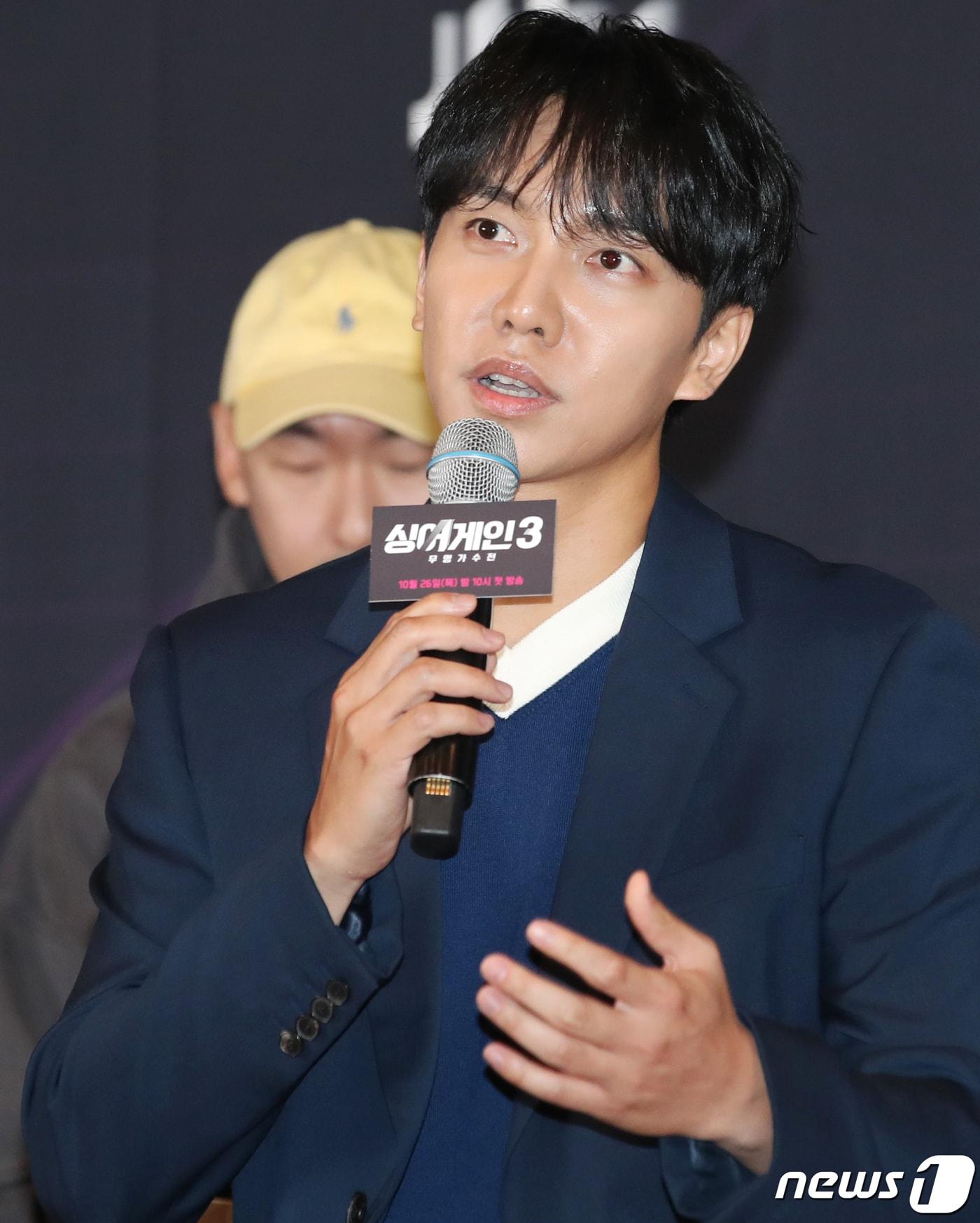 본문 이미지 - 가수 이승기가 26일 서울 마포구 중소기업DMC타워 DMC홀에서 열린 JTBC 새 예능 '싱어게인 시즌3-무명가수전' 제작발표회에서 투어 논란에 대한 취재진 질문에 답하고 있다. '싱어게인3'는 ‘한 번 더’ 기회가 필요한 가수들이 대중 앞에 다시 설 수 있도록 돕는 리부팅 오디션 프로그램이다. 2023.10.26/뉴스1 ⓒ News1 권현진 기자