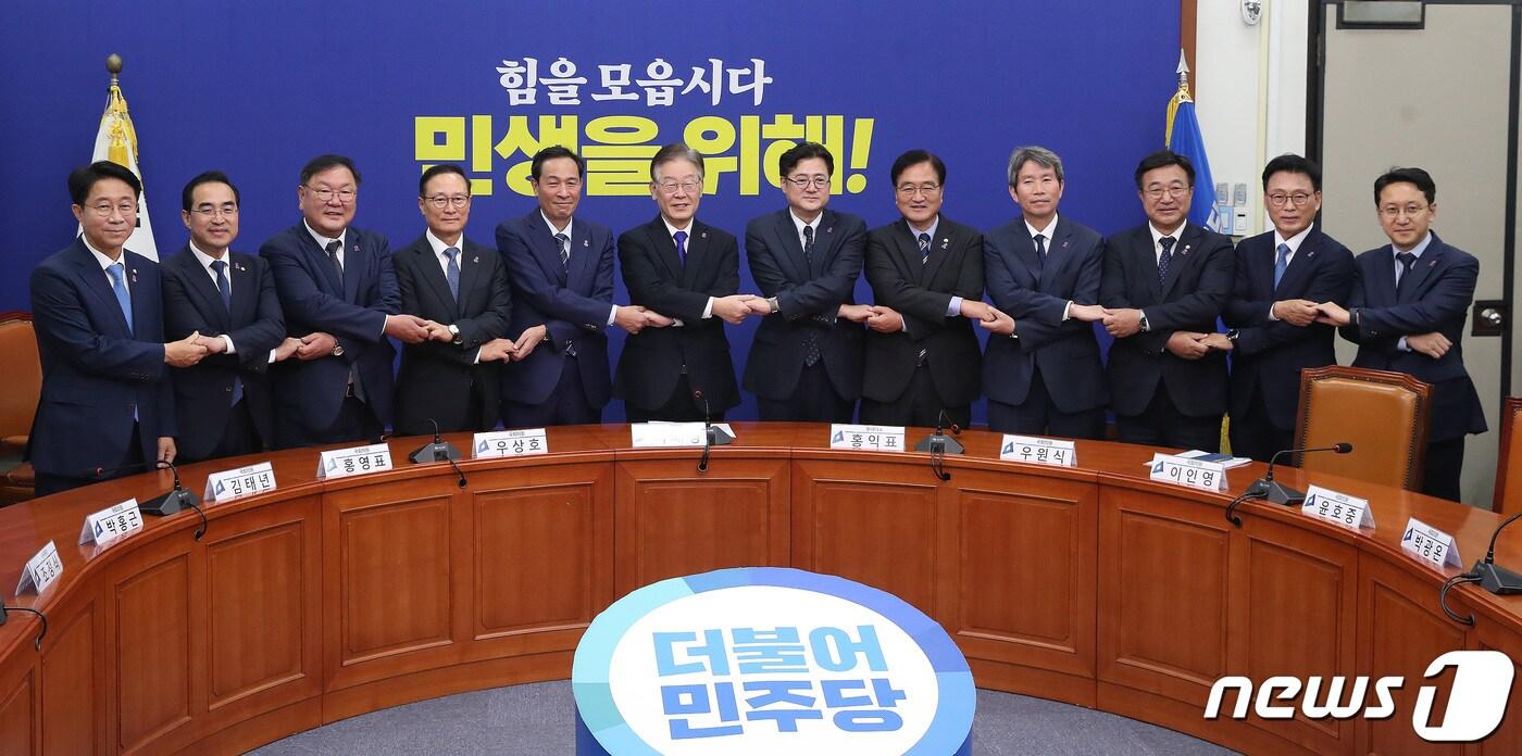 본문 이미지 - 이재명 더불어민주당 대표, 홍익표 원내대표 등 참석자들이 26일 오전 서울 여의도 국회에서 열린 전·현직 원내대표 간담회에서 기념촬영을 하고 있다. 왼쪽부터 조정식 의원, 박홍근 의원 김태년 의원, 홍영표 의원, 우상호 의원, 이 대표, 홍 원내대표, 우원식 의원, 이인영 의원, 윤호중 의원, 박광온 의원, 천준호 당대표 비서실장. 2023.10.26/뉴스1 ⓒ News1 임세영 기자
