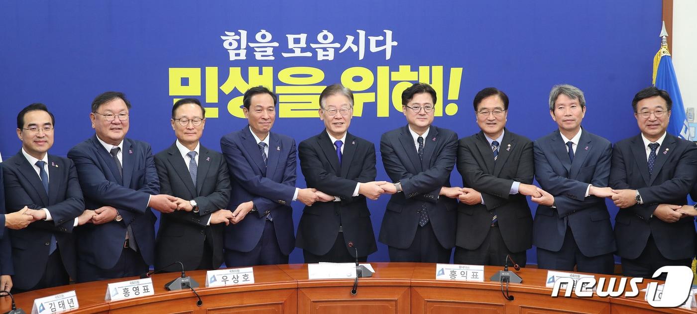 본문 이미지 - 이재명 더불어민주당 대표, 홍익표 원내대표 등 참석자들이 26일 오전 서울 여의도 국회에서 열린 전·현직 원내대표 간담회에서 기념촬영을 하고 있다. 왼쪽부터 조정식 의원, 박홍근 의원 김태년 의원, 홍영표 의원, 우상호 의원, 이 대표, 홍 원내대표, 우원식 의원, 이인영 의원, 윤호중 의원. 2023.10.26/뉴스1 ⓒ News1 임세영 기자