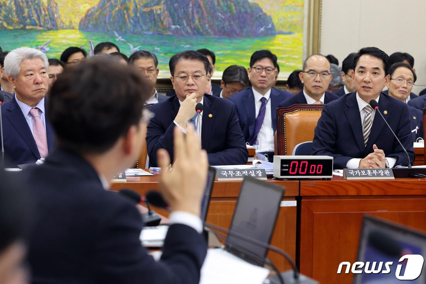 본문 이미지 - 박민식 국가보훈부 장관이 26일 서울 여의도 국회에서 열린 정무위원회의 국가보훈부 등에 대한 종합국정감사에서 의원 질의에 답변하고 있다. 2023.10.26/뉴스1 ⓒ News1 황기선 기자