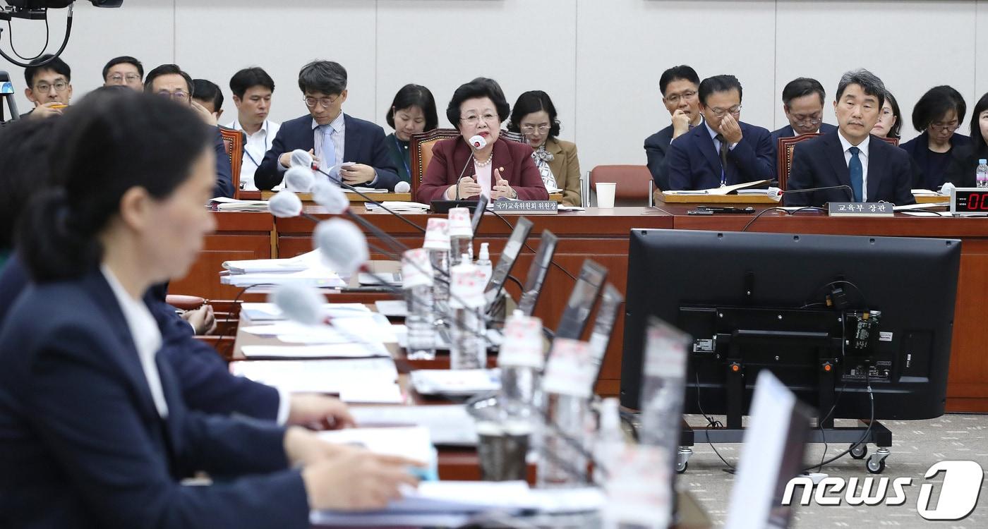 본문 이미지 - 26일 서울 여의도 국회에서 교육위원회의 교육부, 국가교육위원회 등에 대한 종합감사가 진행되고 있다. 왼쪽부터 이배용 국가교육위원장, 이주호 사회부총리 겸 교육부 장관. 2023.10.26/뉴스1 ⓒ News1 임세영 기자