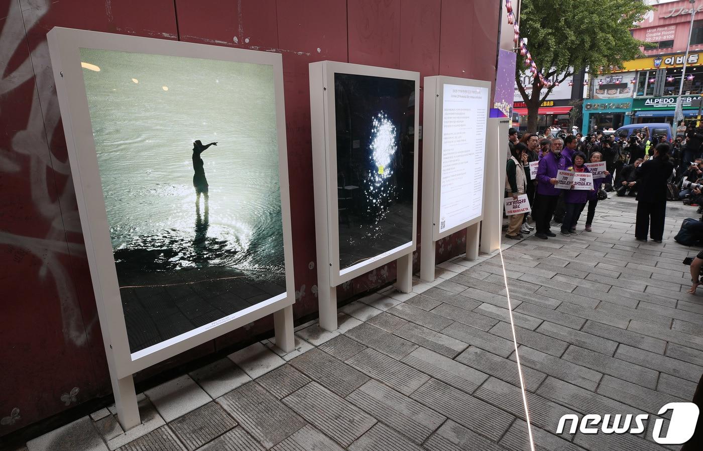 이정민 10.29 이태원 참사 유가족협의회 운영위원장을 비롯한 유가족들이 26일 서울 용산구 이태원역 1번 출구 앞에서 열린 '10.29 기억과 안전의 길 조성 기자회견'에서 추모 조형물을 바라보고 있다. (공동취재) 2023.10.26/뉴스1 ⓒ News1 안은나 기자