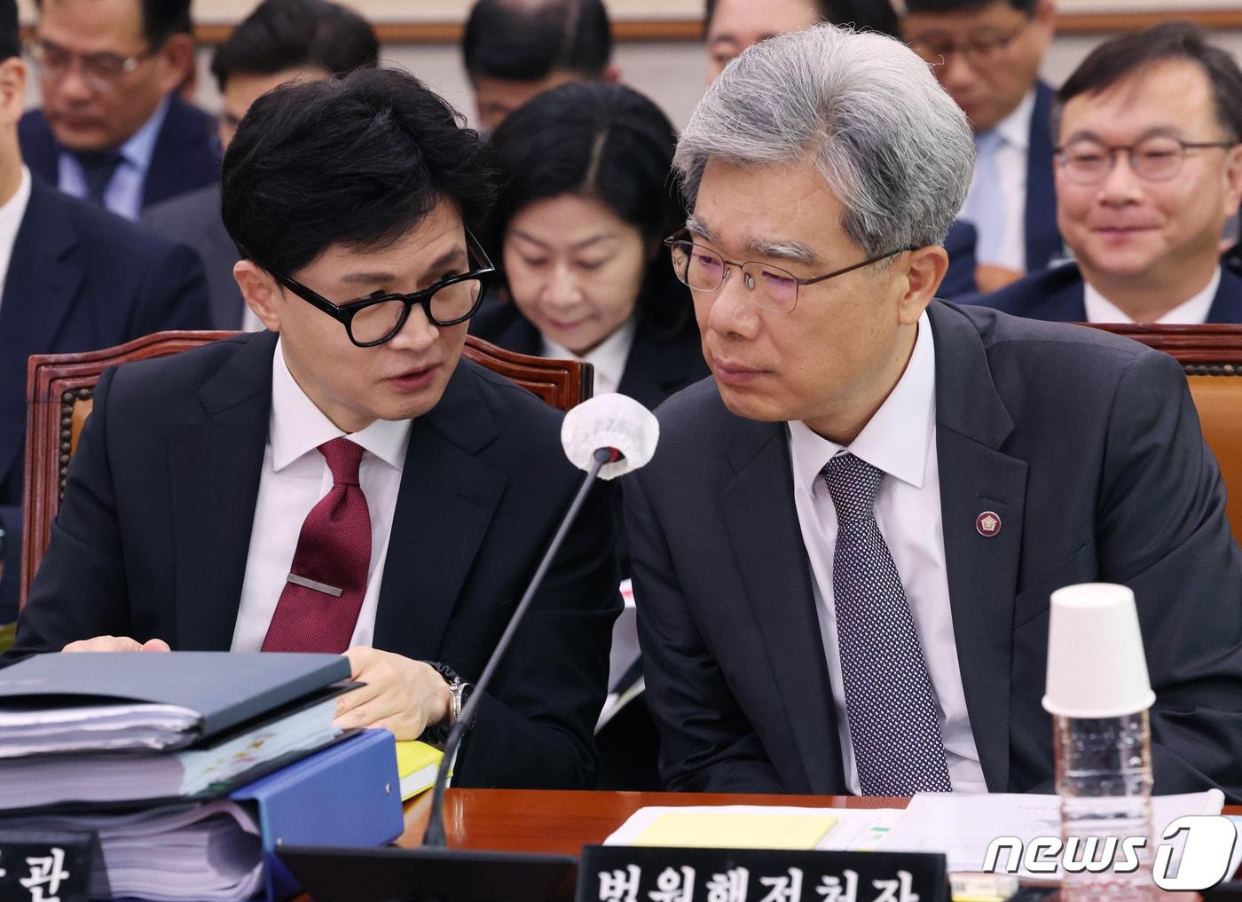 본문 이미지 - 한동훈 법무부 장관과 김상환 법원행정처장이 26일 서울 여의도 국회에서 열린 법제사법위원회의 법무부, 감사원, 헌법재판소 등에 대한 종합감사에서 대화를 하고 있다. 2023.10.26/뉴스1 ⓒ News1 송원영 기자