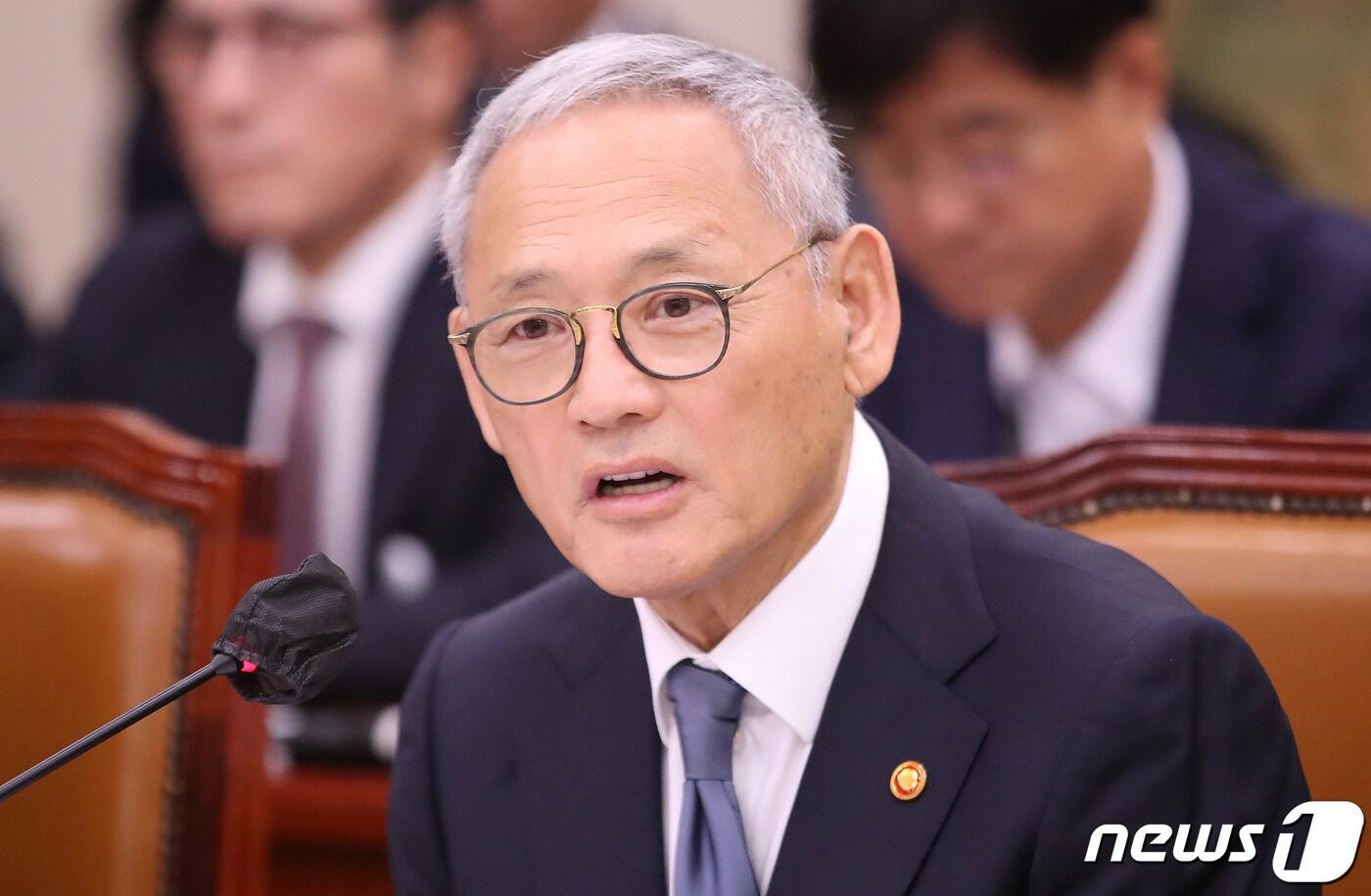본문 이미지 - 유인촌 문화체육관광부 장관이 26일 오전 서울 여의도 국회에서 열린 문화체육관광위원회의 문화체육관광부, 문화재청 등에 대한 종합감사에서 의원들의 질의에 답하고 있다. 2023.10.26/뉴스1 ⓒ News1 임세영 기자