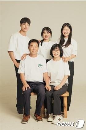 본문 이미지 - 고 신한철씨 가족. 앞줄 신현국·송선자씨 부부, 뒷줄 신한철·마음·나라씨. (서울시교육청 제공)