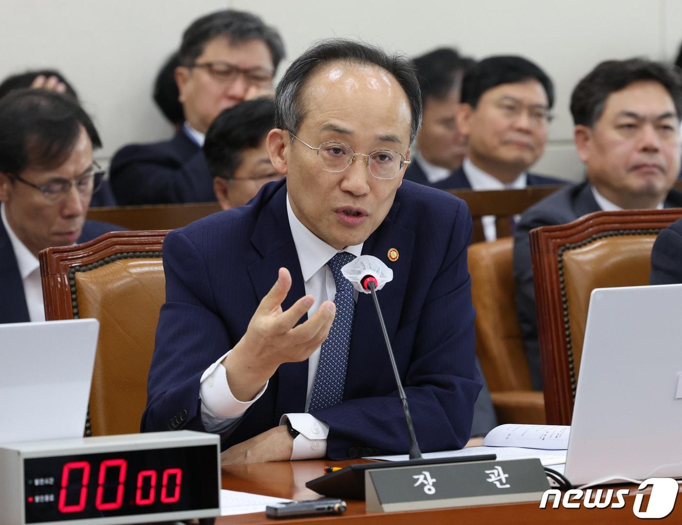 본문 이미지 - 추경호 경제부총리 겸 기획재정부 장관이 26일 서울 여의도 국회에서 열린 기획재정위원회의 기획재정부, 국세청, 관세청 등에 대한 종합감사에서 의원들의 질의에 답변하고 있다. 2023.10.26/뉴스1 ⓒ News1 송원영 기자