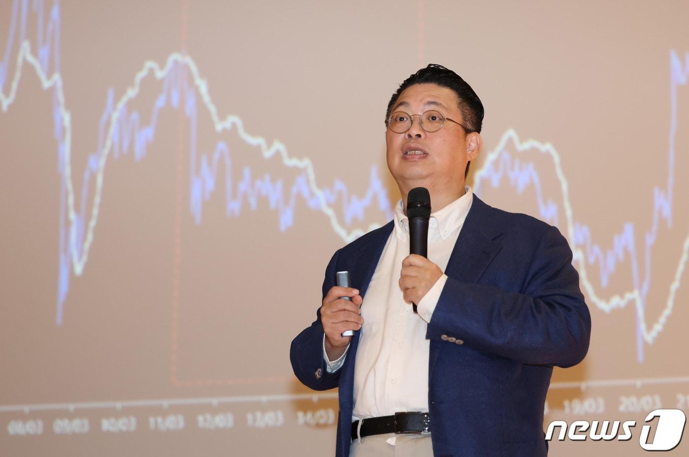 본문 이미지 - 윤지호 이베스트투자증권 리테일사업부문 대표가 26일 서울 여의도 한국거래소 컨퍼런스홀에서 열린 '뉴스1 투자포럼(NIF) 2023'에서 2024 변동성 장세, 확실한 것이 없다를 주제로 발표하고 있다. 2023.10.26/뉴스1 ⓒ News1 김민지 기자