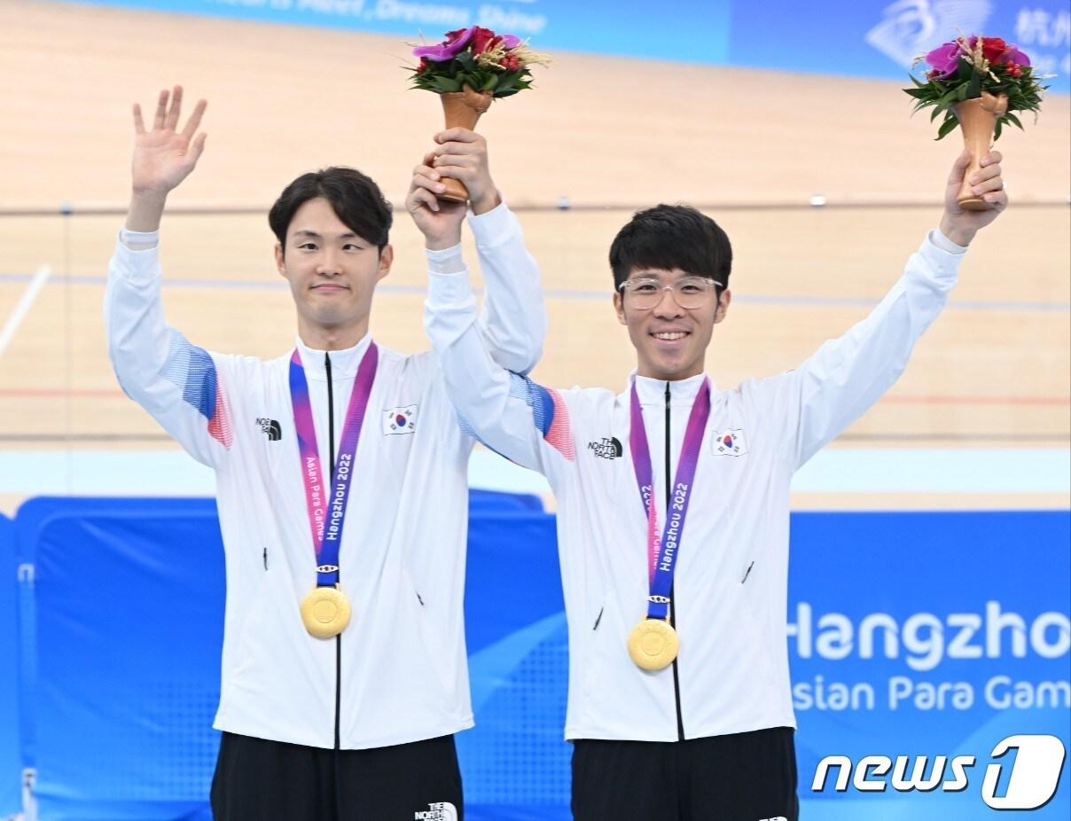 본문 이미지 - 사이클 금메달을 합작한 김정빈과 윤중헌(대한장애인체육회 제공)