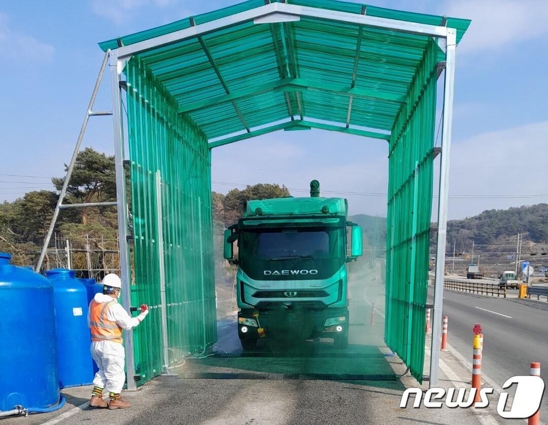 본문 이미지 - 전북 익산시는 전국 유행으로 번지고 있는 소 럼피스킨병의 지역 유입을 선제적으로 차단하기 위해 26일 24시간 비상 방역 체제에 돌입했다.(익산시 제공)2023.10.26./뉴스1
