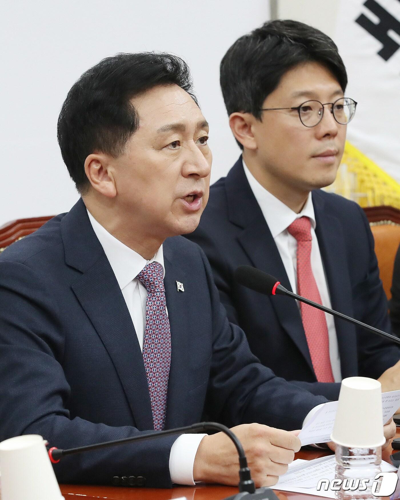 본문 이미지 - 김기현 국민의힘 대표가 26일 오후 서울 여의도 국회에서 열린 최고위원회의에서 발언을 하고 있다. 오른쪽은 김병민 최고위원. 2023.10.26/뉴스1 ⓒ News1 임세영 기자