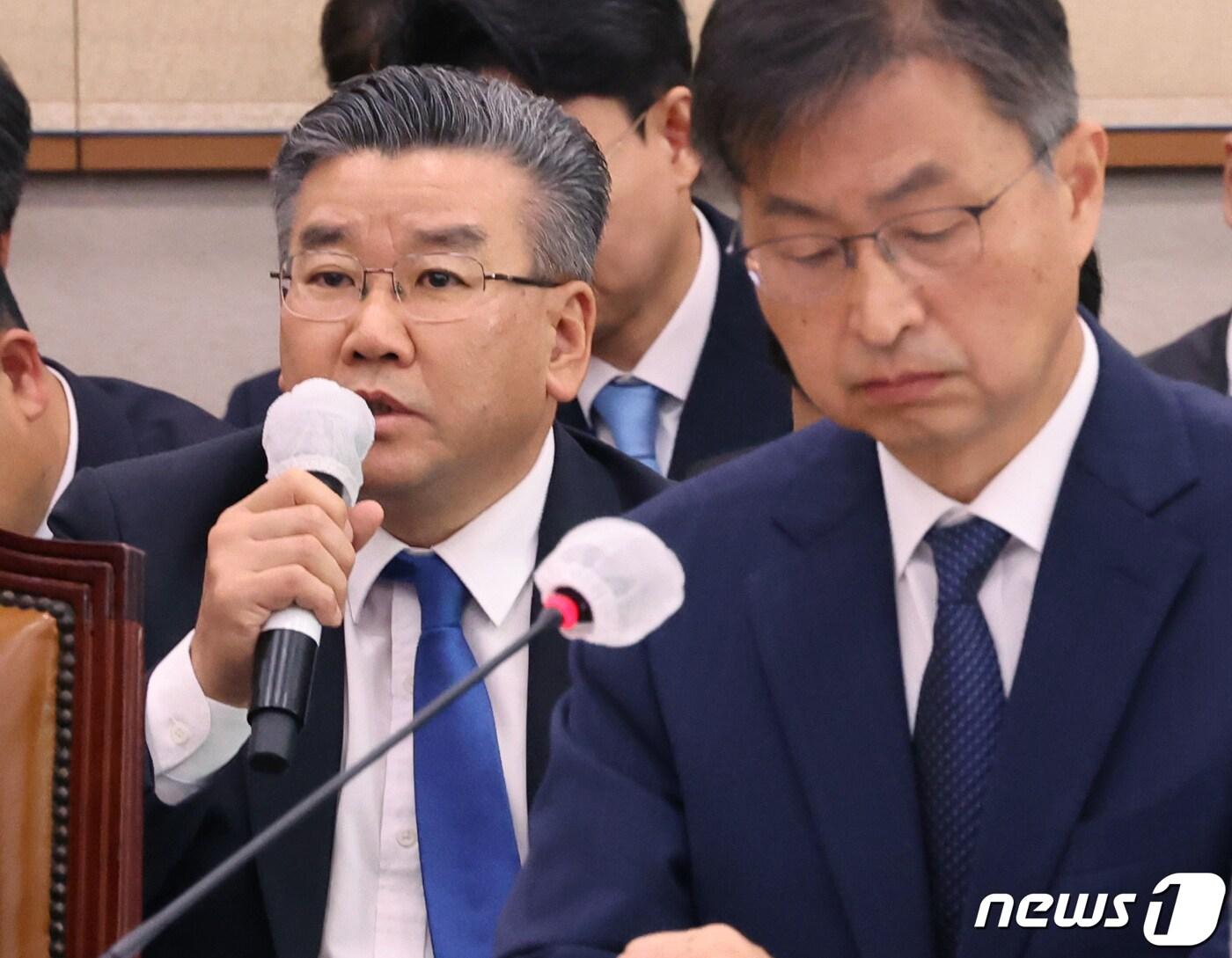 본문 이미지 - 유병호 감사원 사무총장이 26일 서울 여의도 국회에서 열린 법제사법위원회의 법무부, 감사원, 헌법재판소 등에 대한 종합감사에서 의원들의 질의에 답변하고 있다. 오른쪽은 최재해 감사원장. 2023.10.26/뉴스1 ⓒ News1 송원영 기자