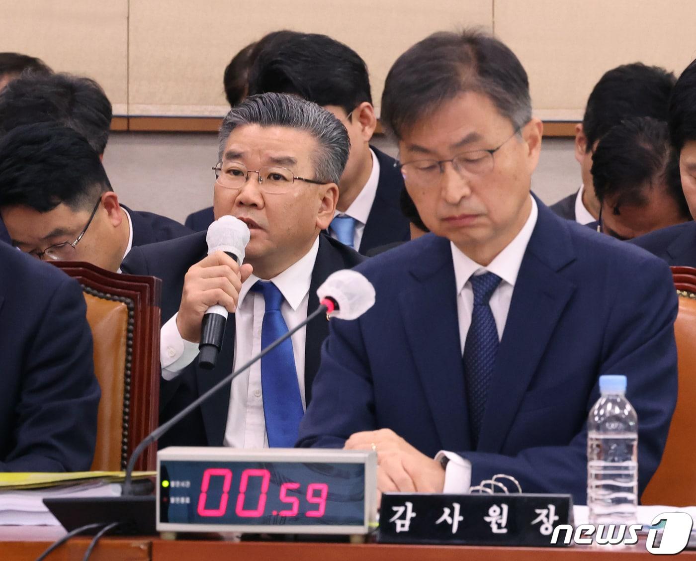 본문 이미지 - 유병호 감사원 사무총장이 26일 서울 여의도 국회에서 열린 법제사법위원회의 법무부, 감사원, 헌법재판소 등에 대한 종합감사에서 의원들의 질의에 답변하고 있다. 오른쪽은 최재해 감사원장. 2023.10.26 ⓒ 뉴스1 송원영 기자